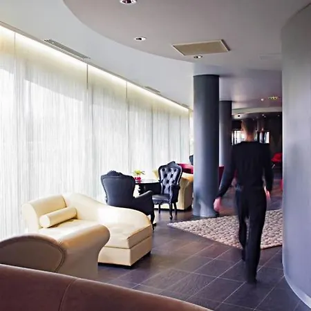 Standing By Actisource Aparthotel 4*