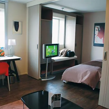 スタンディング ホテル スイーツ バイ アクティソース